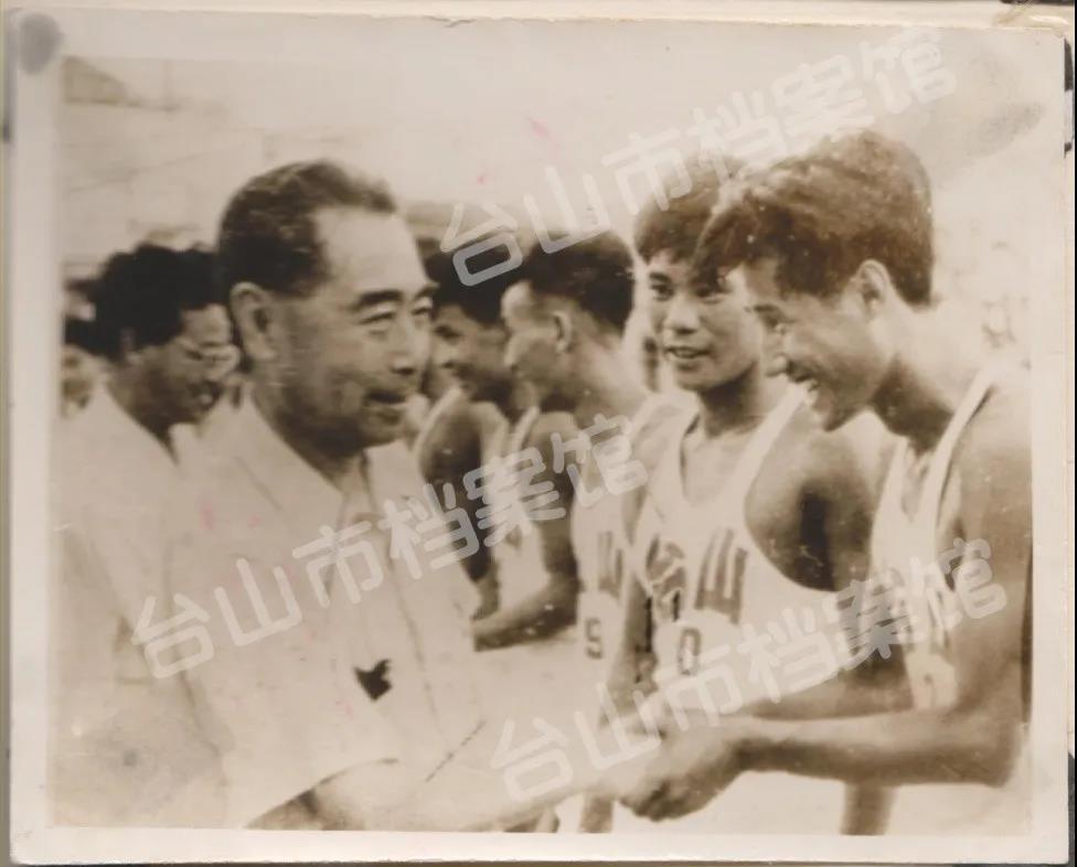 周恩来总理接见台山排球队队员(台山市档案馆供图).jpg