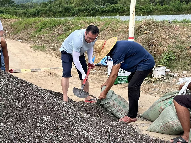 3驻点领导带队搭筑防水沙包墙.jpg