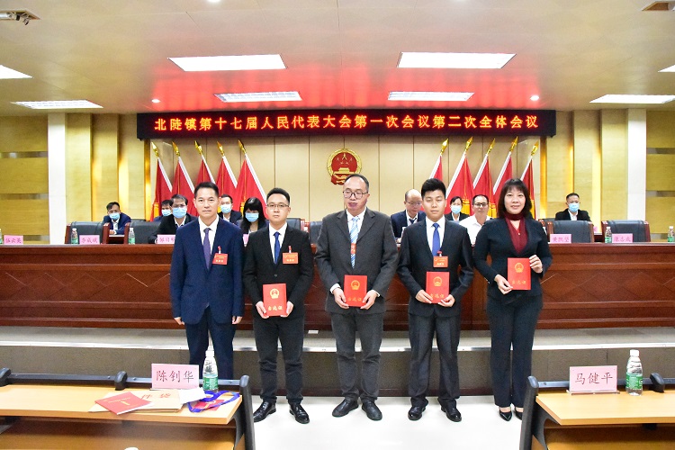 陈钊华为陈志威、许白林、莫柯、罗梦宇同志颁发当选证.JPG