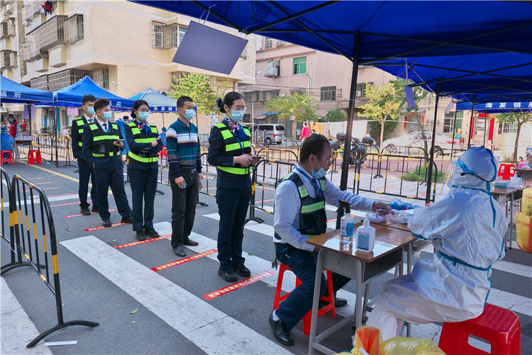 服务行业人员保持1米距离等候检测.jpg