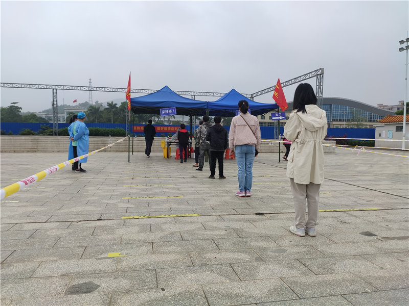 6群众有序排队进行核酸检测.jpg