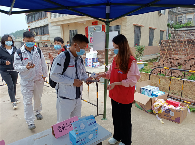 8企业员工进行核酸采样.jpg
