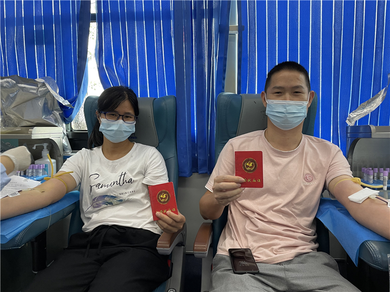 夫妻档齐献血.jpg
