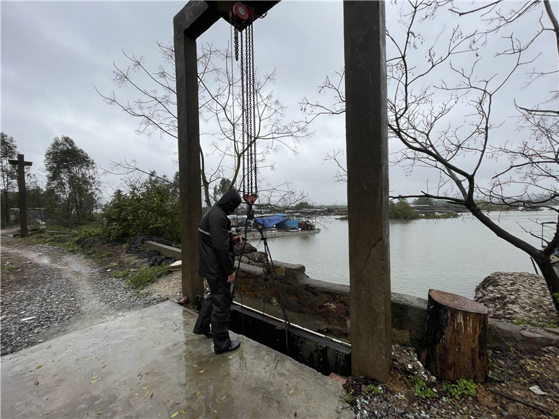 雨后检查排水闸.jpg
