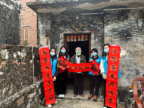 春节期间组织志愿者为独居老人贴对联送祝福.jpg