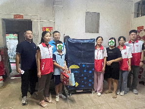 双百社工携手镇团委开展困境儿童“微心愿”活动.jpg