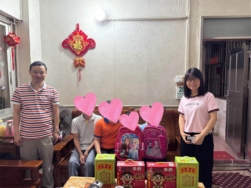 慰问困难职工家庭子女 (2).jpg
